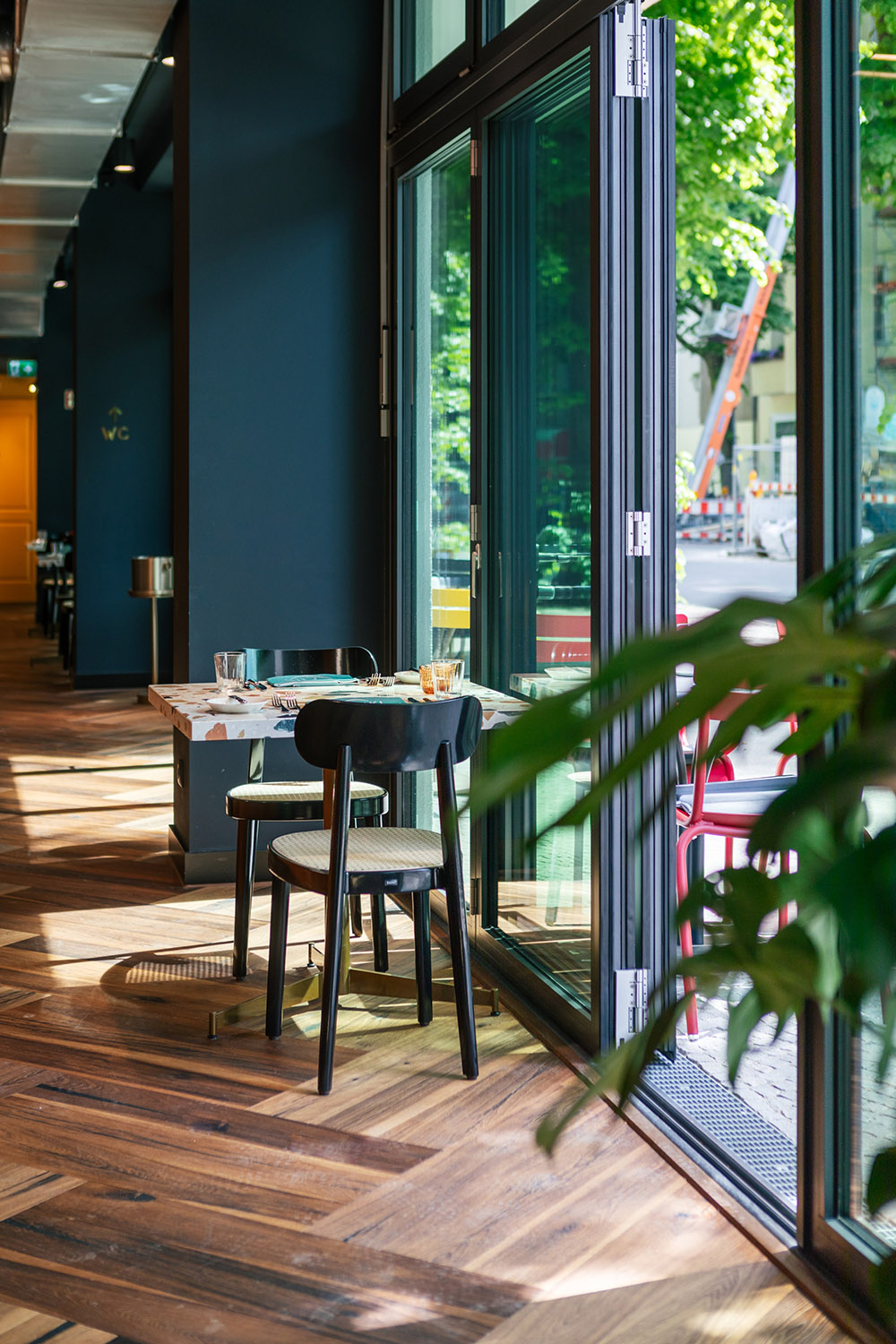Café und Bar Anouki Berlin, Blick auf einen Tisch mit zwei Thonet Stühlen | POPO.de