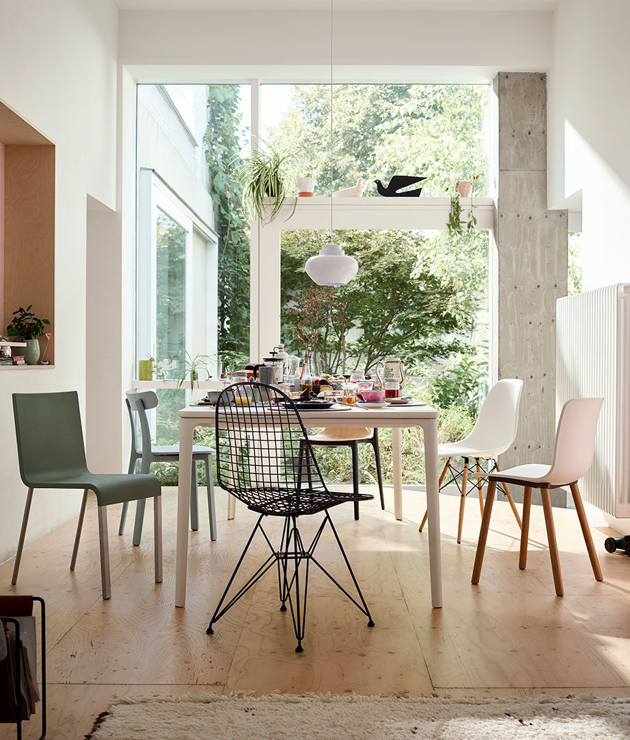 POPO Bremen Möbel von Vitra 'Dining Table' mit 'Eames Wire Chair', '03', 'HAL Wood', 'Belleville Chair' und 'Eames Plastic Chair'