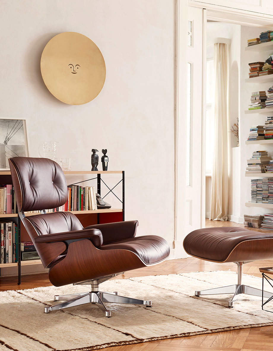 Vitra Sessel 'Lounge-Chair' mit Ottoman, Occasional Table und Eames Plastic Chair - bei POPO Einrichtungen in Bremen