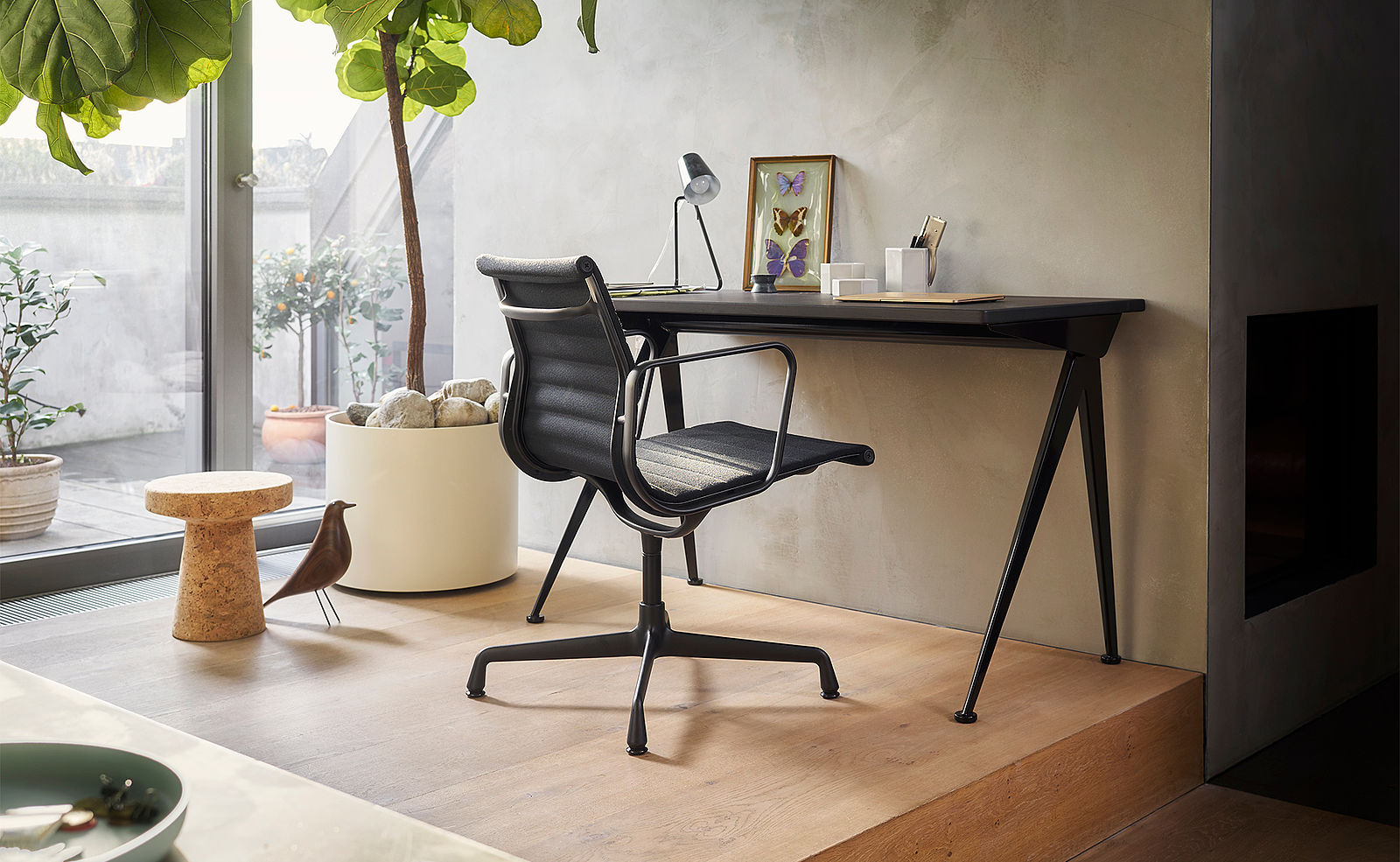 Homeoffice mit Drehstuhl Aluminium Chair EA 108, Tisch Compas Direction, Cork Stool, Eames House Bird von Vitra | POPO.de