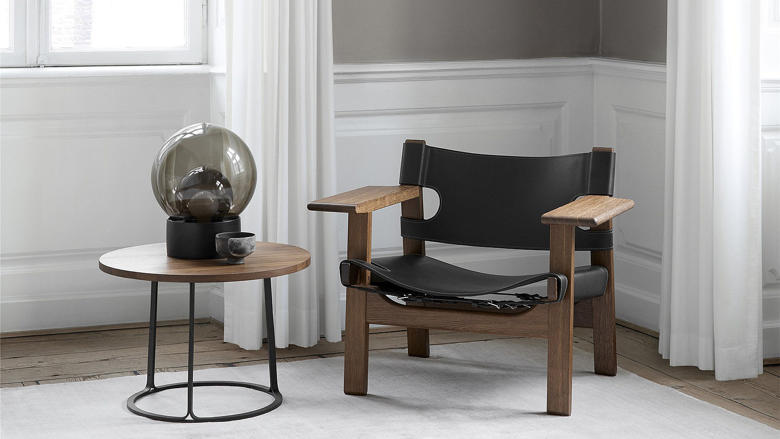 Loungesessel aus Holz 'The Spanish Chair' mit schwarzem Leder von Fredericia | Moormann & Fredericia Flagshipstore Bremen