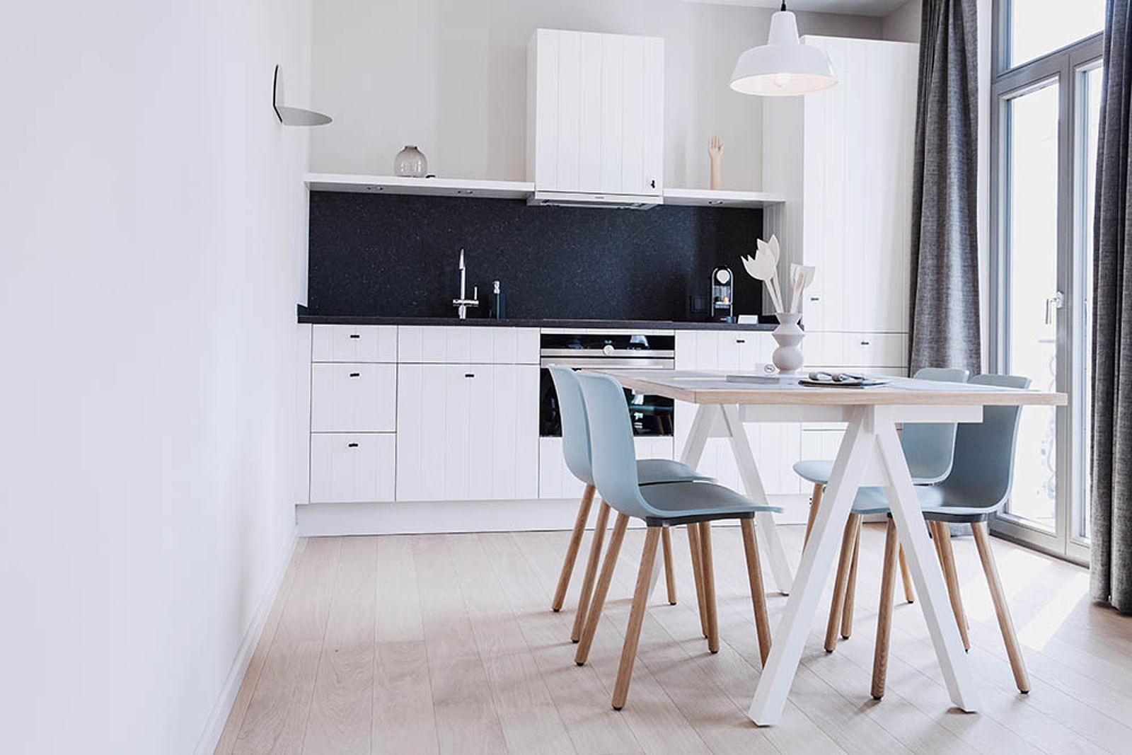 Küchensituation mit eisblauen Vitra Stühlen einer Ferienwohnung vom Meerloft auf Norderney | POPO.de