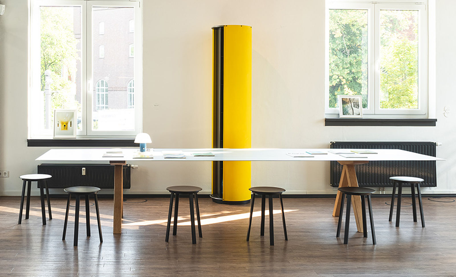 brand eins - Meetingbereich mit Konferenztisch 'Table B' von Barcelona Design | POPO Planung Einrichtungsberatung