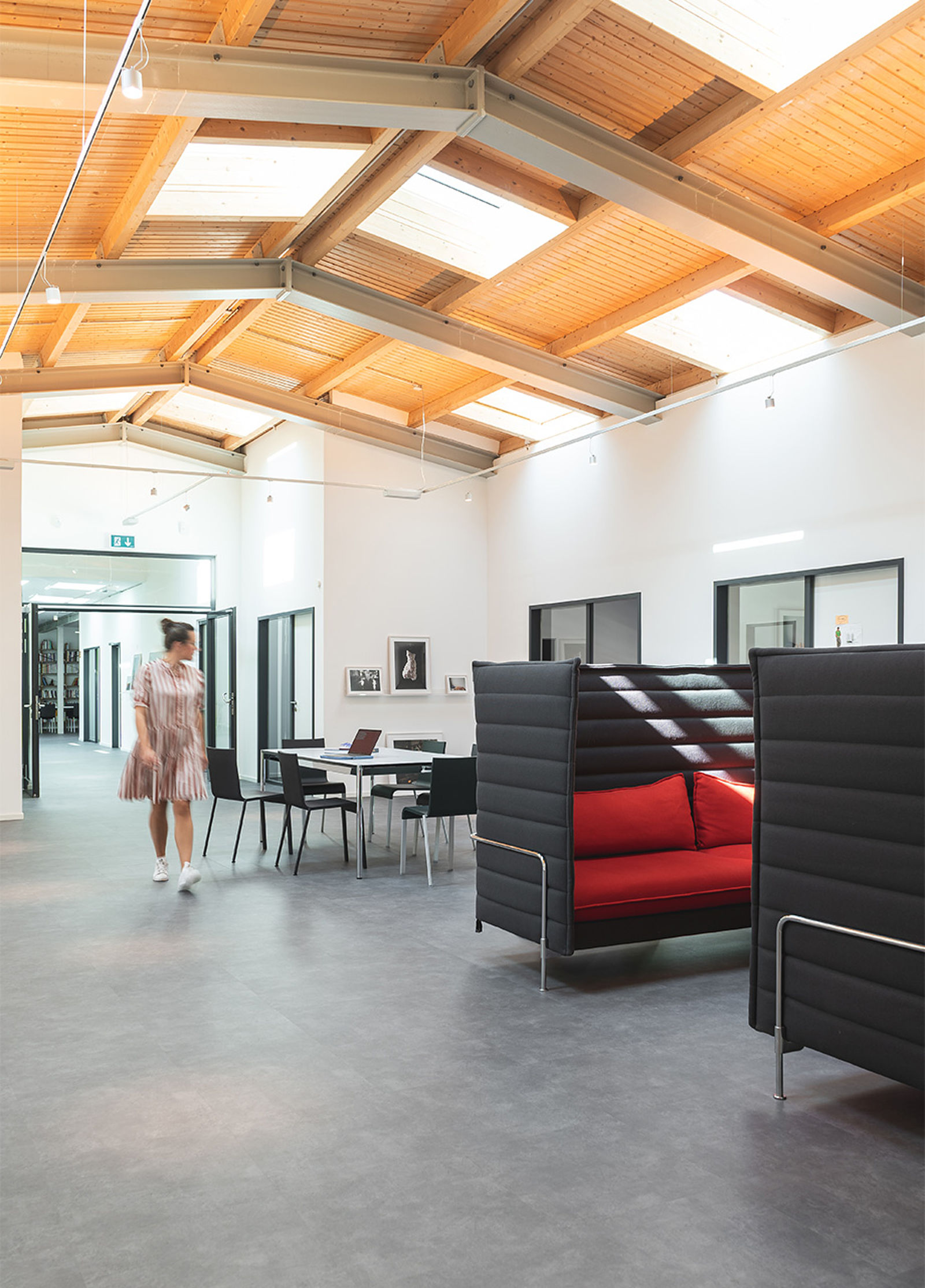 Projekt brand eins - Meetingbereich | POPO Planung Einrichtungsberatung brand eins - Meetingbereich mit USM Haller Tisch und Alcove Sofa von Vitra | POPO Planung Einrichtungsberatung