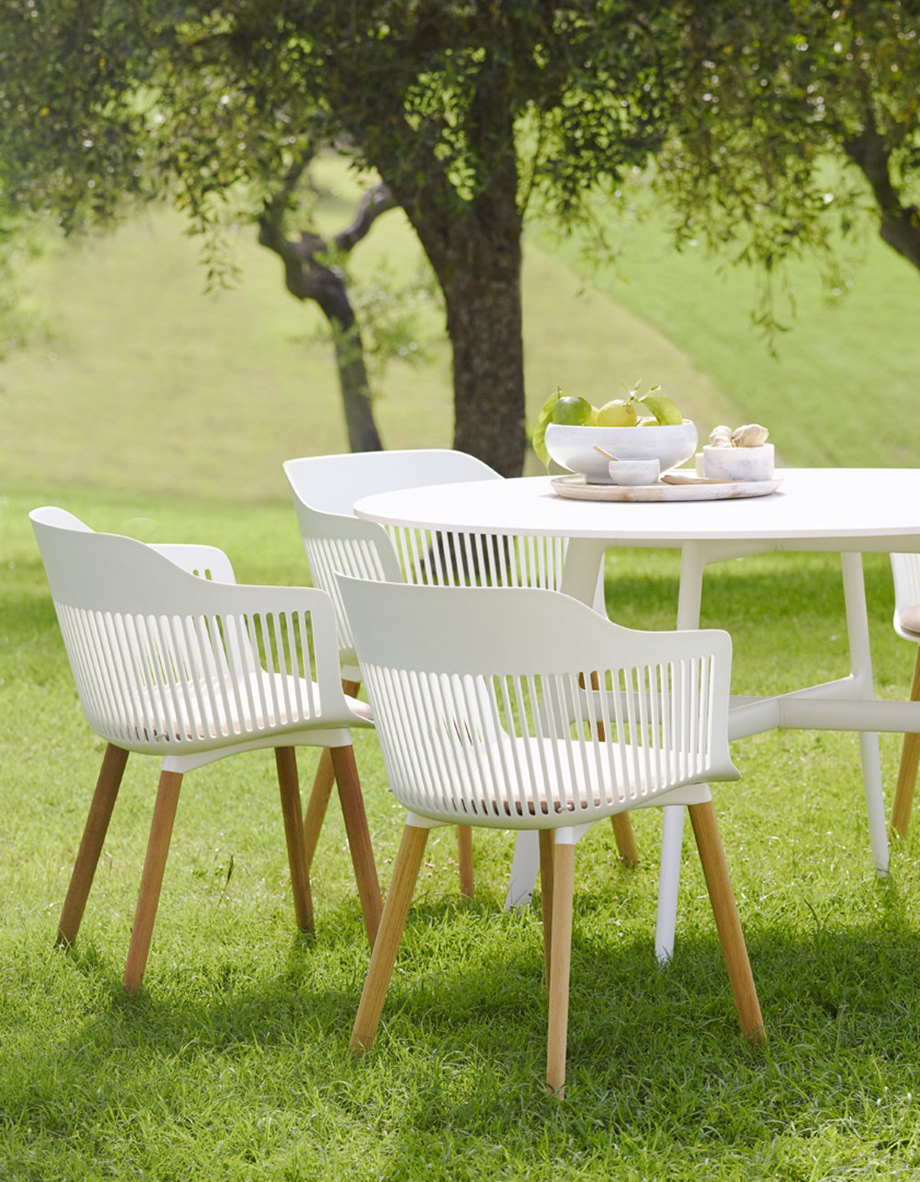 POPO Möbel Bremen - Outdoor Stühle und Tisch aus der 'AIIR' Kollektion von DEDON