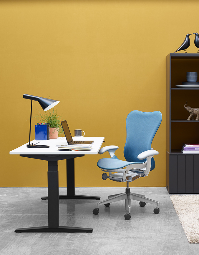 Homeoffice mit Schreibtisch und Bürostuhl von Herman Miller | POPO Möbel Bremen