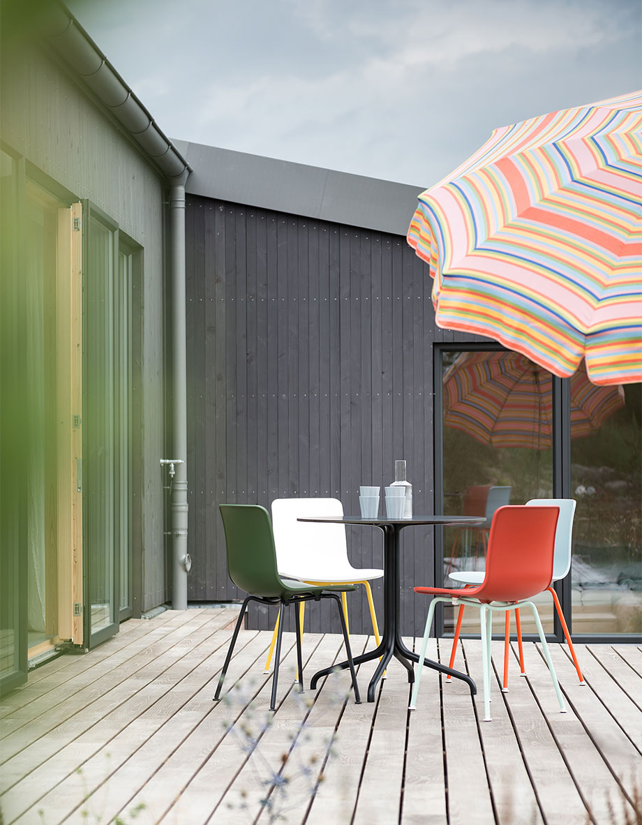 POPO Planung Aussenterrasse Vitra Stühle und Tisch 'HAL' | POPO.DE