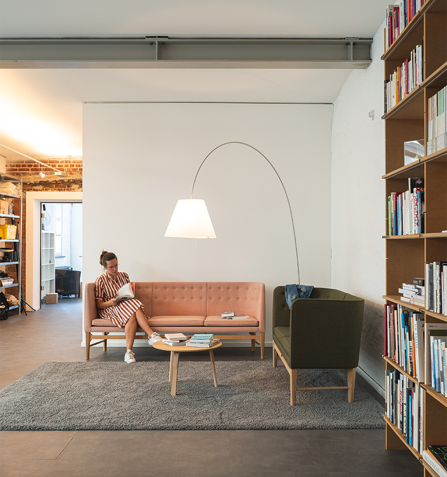 Projekt brand eins | Einrichtungsplanung POPO Bremen brand eins - Leseecke mit Sofas von AndTradtion und Regal von Moormann | POPO Planung Einrichtungsberatung