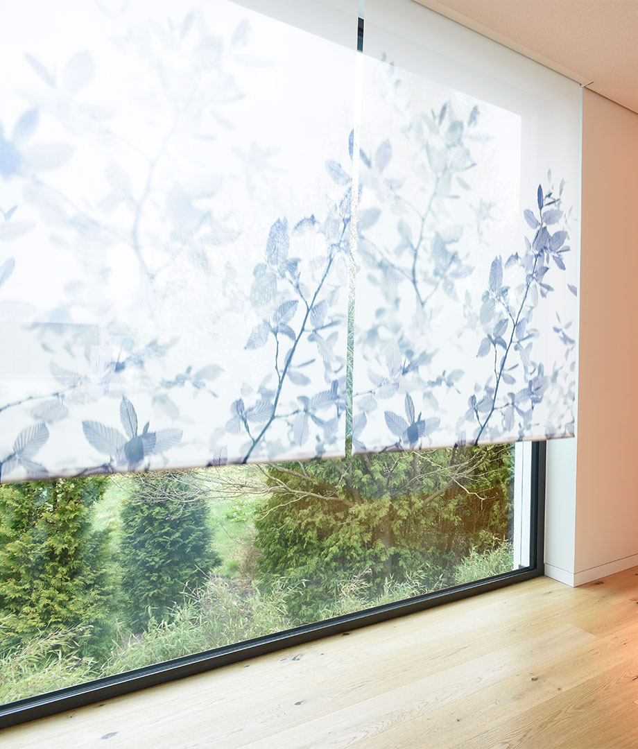 POPO Bremen Möbel Projekt Interior Einfamilienhaus | Sichtschutz SHADOW für große Fenster von Kvadrat 