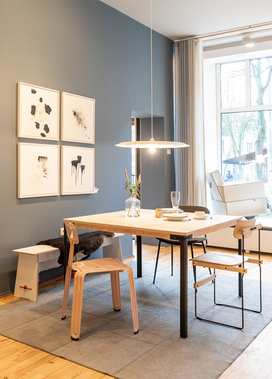 Tisch 'Seiltänzer', Pressed Chair und Stuhl 'Brutissimo' im Showroom Flagshipstore Moormann & Fredericia Bremen