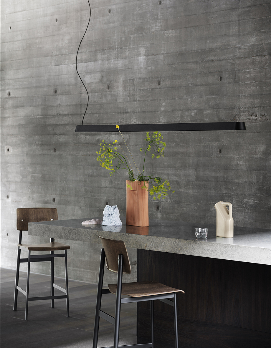 Pendelleuchte Linear in schwarz, Barhocker Loft von Muuto | POPO.DE