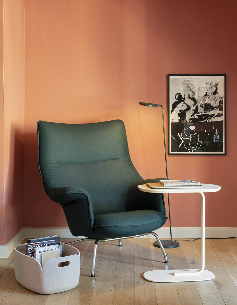 Lounge Chair 'Doze' in dunkelgrün, Side Table Beistelltisch und Restore Aufbewahrungskorb von Muuto | POPO Möbel Bremen